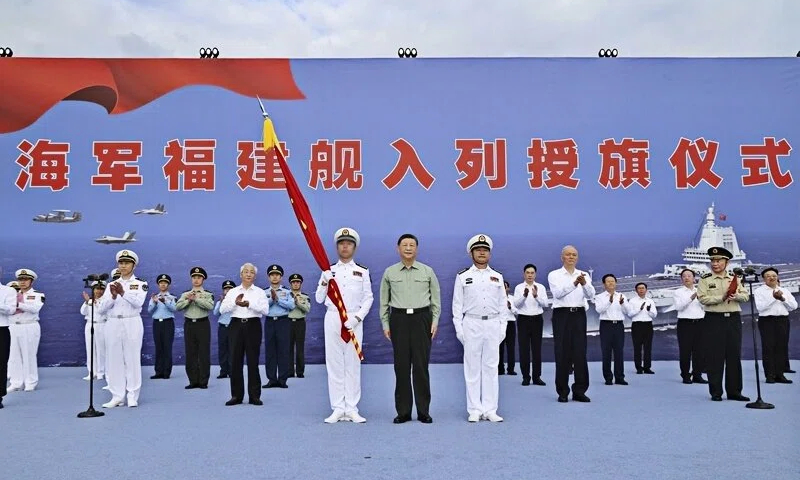 習近平出席福建艦入列授旗儀式并登艦視察